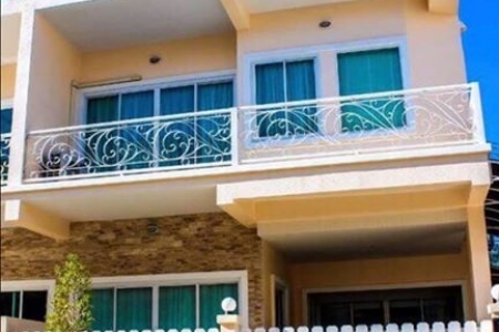 4 bedroom townhouse within walking distance to Kamala beach