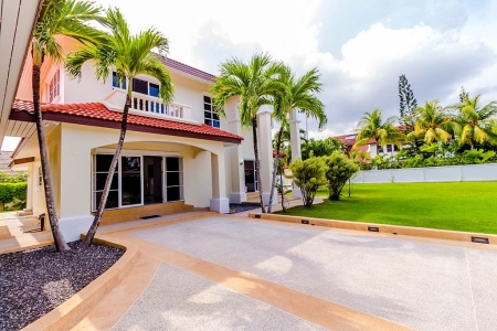 5 bedroom Villa with a huge territory on Nai Harn