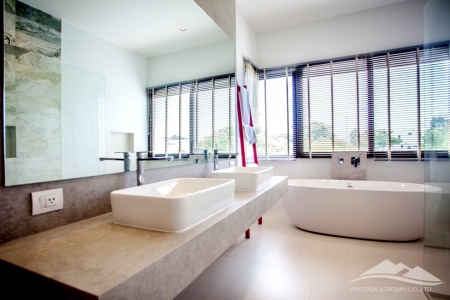 Новая вилла с тремя спальнями и бассейном, в районе пляжа Nai Harn