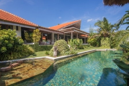 Прекрасная 5ти спальная вилла расположена в тихом районе