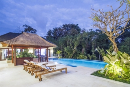 Роскошная и стильная 5ти спальная резиденция расположена в районе Buwit, на севере Canggu