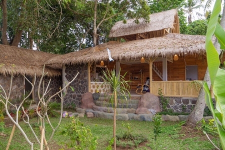 Большой участок земли с красивым садом и домом