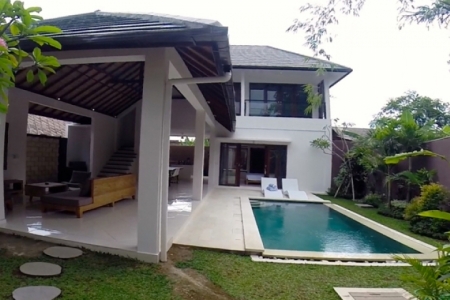Двухэтажная современная вилла в районе рисовых полей Canggu