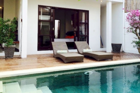 Уютная небольшая вилла расположена рядом с улицей Batu Belig