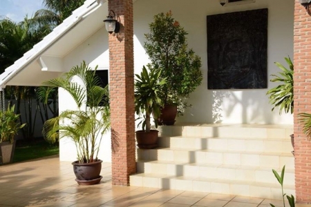 Вилла с частным бассейном и шестью спальнями, расположенная в районе пляжа Nai Harn.