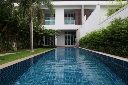 4 bedroom villa with a large pool in Bang Tao