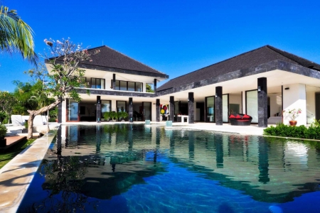 Luxury 5 bedroom villa overlooking the beach in Lovina