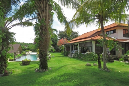 Large 5 bedroom villa with ocean view in Pecatu
