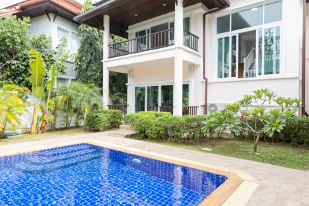 Luxurious 4 + 1 bedroom villa residence in Laguna