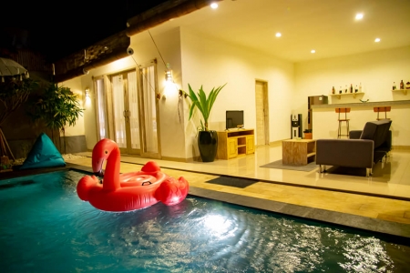 Яркая 2 спальная вилла в Умаласе