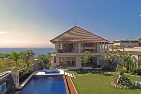 5 Bedroom Oceanfront Residence in Улувату