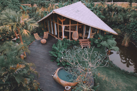 Дом в джунглях с частным прудом, Чандидаса