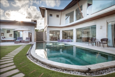 Bright, modern 3 bedroom villa in Seminyak