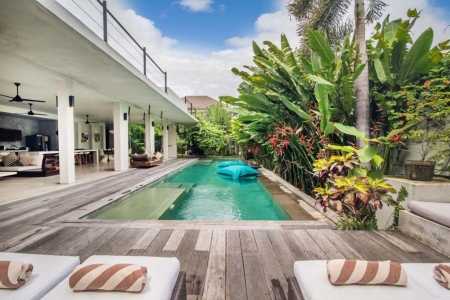 Tropical 5 bedroom villa in the center of Canggu