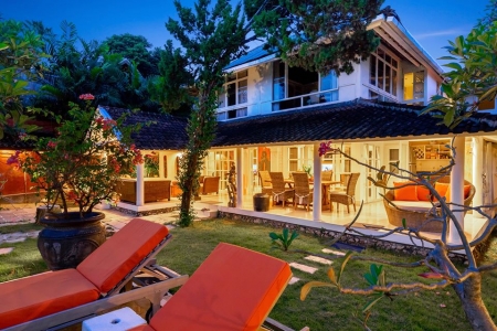 Snow-white villa with peach shades for 4 bedrooms, Seminyak