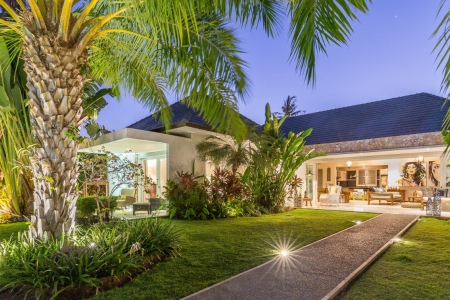 Престижная 4 спальная вилла на берегу океана в Сануре