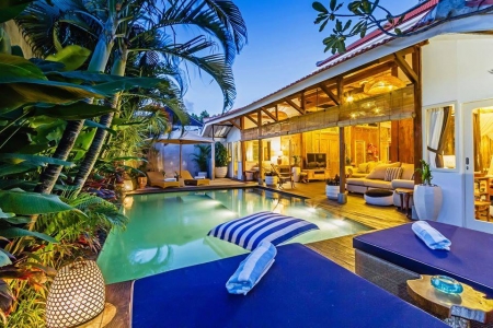 Villa on 4 bedrooms in the style of JOGLO, Seminyak
