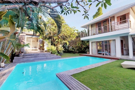 Комфортная вилла с бассейном на 4 спальни в Умаласе