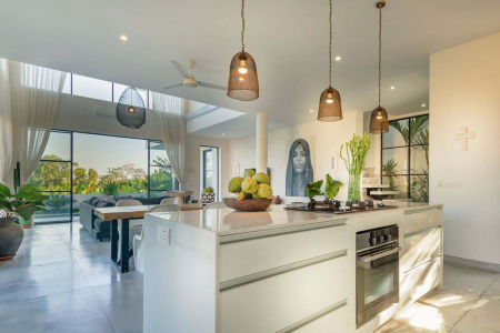 Прекрасная 4 спальная вилла в стиле лофт в Умаласе