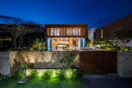 Шикарная 4 спальная вилла с бассейном на 1 линии от пляжа, Нячанг