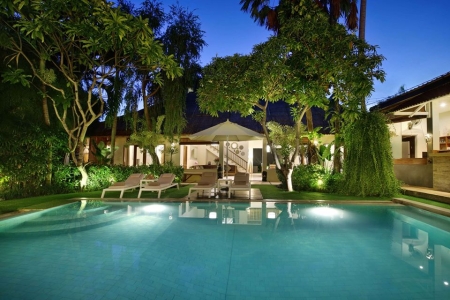 9 bedroom residence with pool in the center of Seminyak