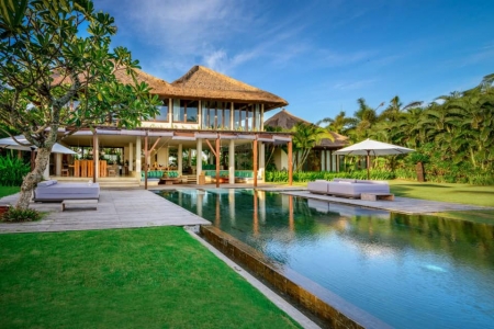 4 bedroom oceanfront villa in Seseh, Canggu