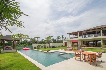 Просторная 3 спальная вилла с большой территорией в Чангу