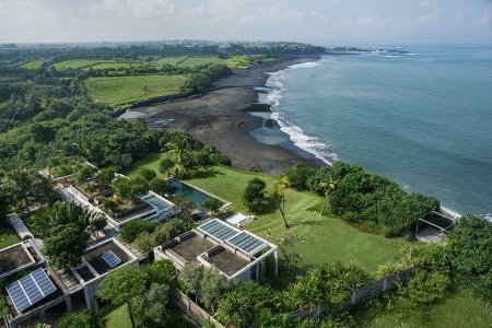 Breathtaking 4-bedroom seafront property near Tanah Lot