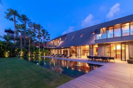 Ультра модная 5 спальная вилла в Умаласе