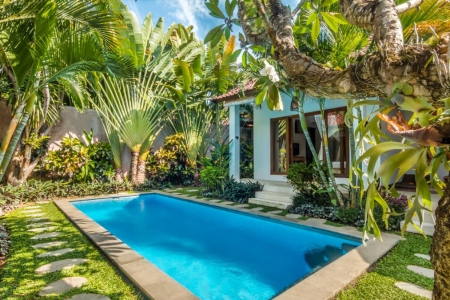 Peach 3 bedroom villa with tropical garden, Seminyak
