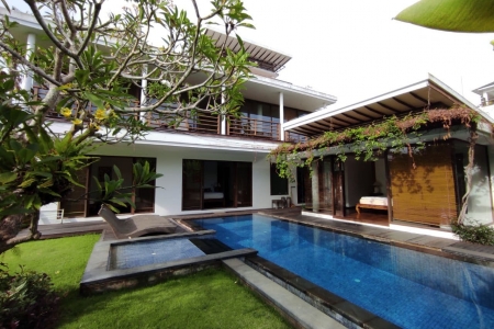 Вилла с красивым садом на 4 спальни, Букит