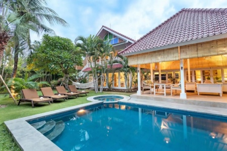 Spacious 6-bedroom villa near KUDETA, Seminyak