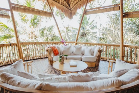 4 спальный бамбуковый дом посреди джунглей Убуда