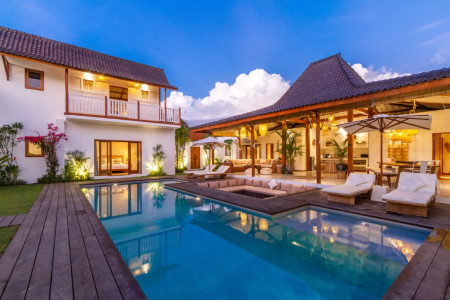 Comfortable 6-bedroom villa with a pool in the center of Seminyak