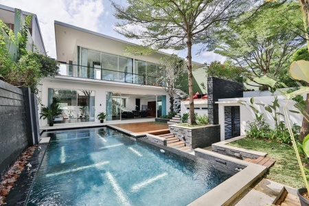 Современная вилла с бассейном в центре Семиньяка