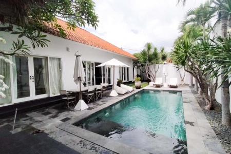 New villa in white shades for 3 bedrooms in Seminyak