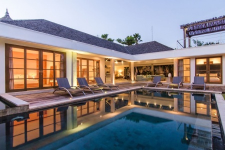 Вилла на 4 спальни со стильным дизайном в Умаласе