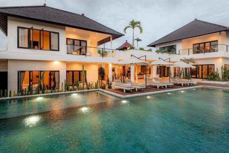 5 bedroom villa with 2 pools in Canggu, Berawa