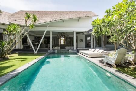 Стильная, белоснежная вилла на 3 спальни в Умаласе