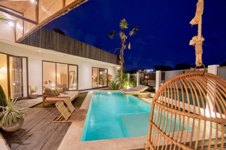 Стильная 3 спальная вилла французского дизайнера в Умаласе