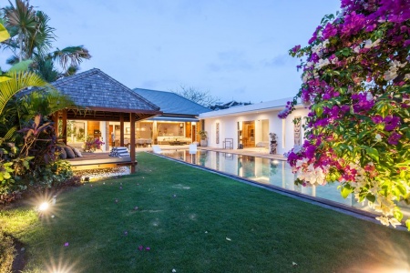 Стильная 4 спальная вилла с 13 м бассейном в Семиньяке