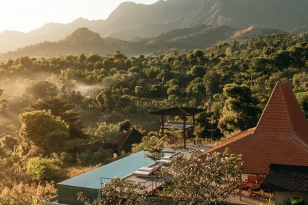 2 bedroom colorful villa with views to the sea and mountains of Java, Sumberkima