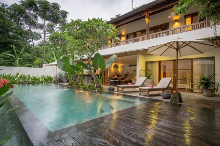 5 bedroom tropical oasis with pool on Bukit