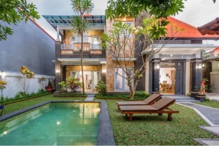 3 bedroom villa with closed living room and garden in Seminyak