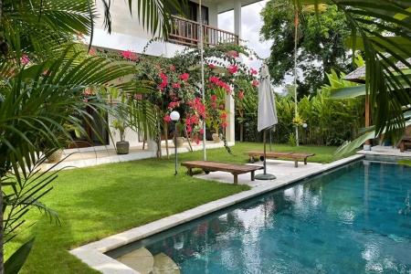 LUX 4 спальная вилла в центре Берава с бассейном и шикарной территорией в Чангу