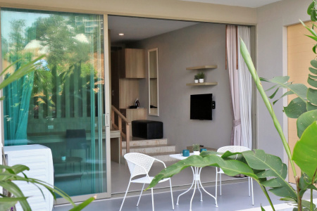 Просторная студия с выходом к бассейну